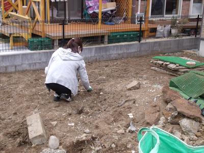 お庭のお手入れ中。